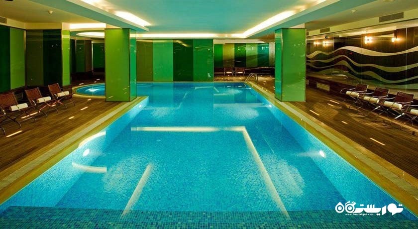 نمای کلی از استخر سرپوشیده هتل